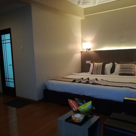 Golden Hill Hotel - Lashio 외부 사진